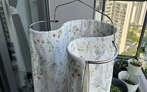 Spoznajte Chooryn Space-Saving Quilt Rack: novega najboljšega prijatelja majh...